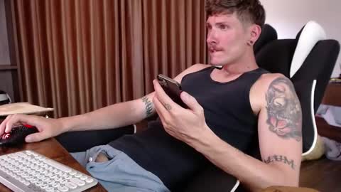 Snapshot of hercules__ chatting on October 24, 3:25 am Gregblonde  Alextattoo online show from October 24, 3:25 am