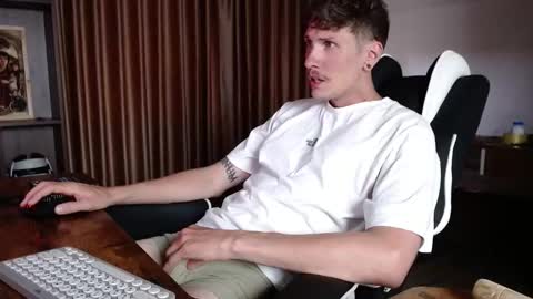 Snapshot of hercules__ chatting on October 26, 6:08 am Gregblonde Alextattoo online show from October 26, 6:08 am