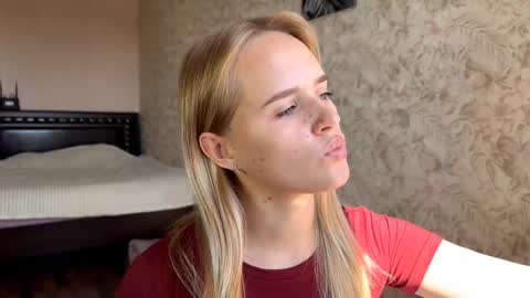 Snapshot of hermiladziekan chatting on September 10, 8:03 am Sylvia online show from September 10, 8:03 am