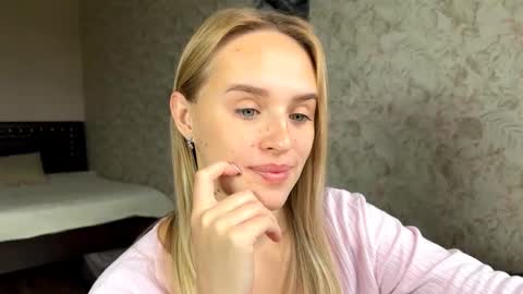Snapshot of hermiladziekan chatting on September 25, 7:45 am Sylvia online show from September 25, 7:45 am