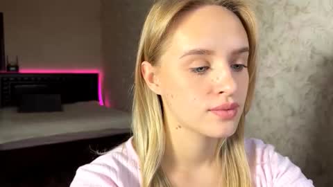 Snapshot of hermiladziekan chatting on October 10, 7:18 am Sylvia online show from October 10, 7:18 am