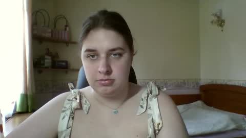 hess_luna_ online show from April 29, 9:02 am