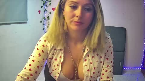 Hestesiaxx online show from December 11, 3:02 am