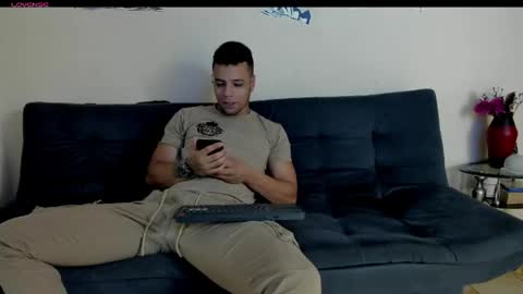 Snapshot of heteros_curious_ chatting on April 13, 9:31 pm yeis online show from April 13, 9:31 pm