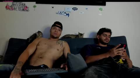 Snapshot of heteros_curious_ chatting on April 30, 8:57 pm yeis online show from April 30, 8:57 pm