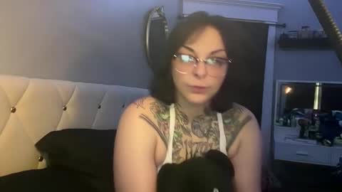 Snapshot of hexxyhoneypot chatting on June 1, 11:28 pm hexxyhoneypot online show from June 1, 11:28 pm