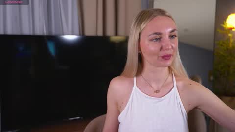 Snapshot of hey_becky chatting on March 20, 8:19 am Becky online show from March 20, 8:19 am