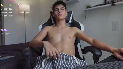 Snapshot of hey_cesard chatting on September 11, 12:38 pm hey_cesard online show from September 11, 12:38 pm