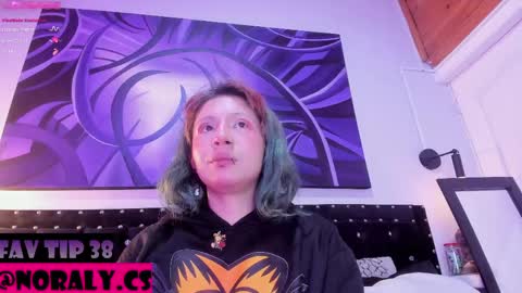 Snapshot of hey_noraly chatting on May 23, 4:39 am Noraly online show from May 23, 4:39 am
