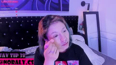 Snapshot of hey_noraly chatting on May 26, 3:24 am Noraly online show from May 26, 3:24 am