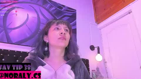 Snapshot of hey_noraly chatting on June 14, 4:03 am Noraly online show from June 14, 4:03 am
