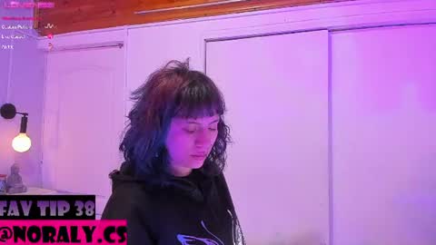 Snapshot of hey_noraly chatting on June 16, 4:04 am Noraly online show from June 16, 4:04 am