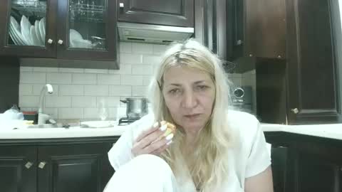 Snapshot of heyheygrey chatting on June 9, 8:20 pm Heyheygrey online show from June 9, 8:20 pm