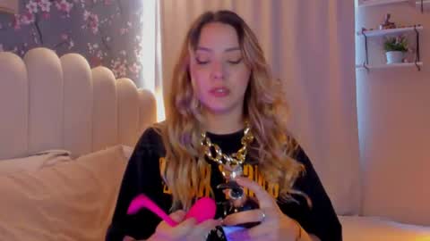 Snapshot of heymartina chatting on June 24, 2:49 pm Martina Ricci Show schedule Monday to Friday 8am colombia time I work some weekends online show from June 24, 2:49 pm