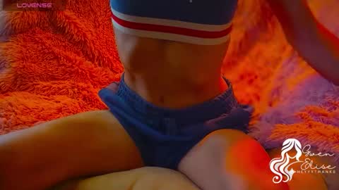 Snapshot of heyyythanks chatting on October 30, 3:35 pm Gwen Elise online show from October 30, 3:35 pm