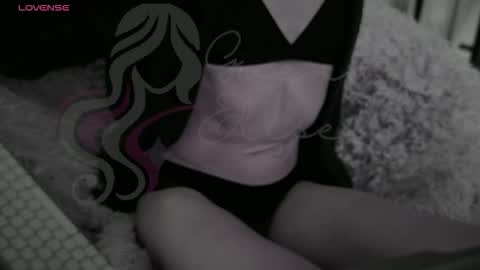 Snapshot of heyyythanks chatting on December 14, 3:28 pm Gwen Elise online show from December 14, 3:28 pm