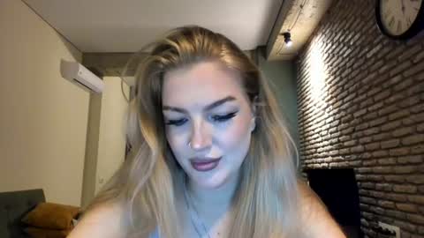 Snapshot of hi_lina chatting on June 23, 2:20 am Hi lina online show from June 23, 2:20 am