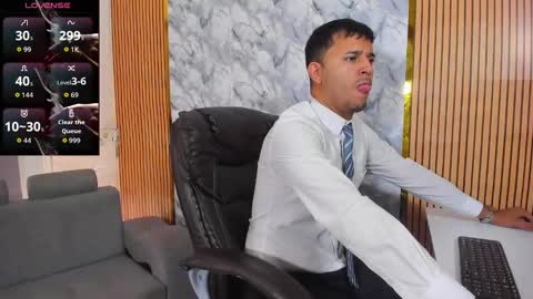 Snapshot of hiddenoffice chatting on November 1, 12:40 pm George online show from November 1, 12:40 pm