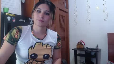 Snapshot of hilari18 chatting on December 5, 5:17 pm hilaril18 online show from December 5, 5:17 pm