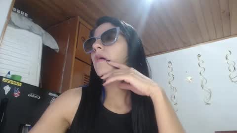 Snapshot of hilari18 chatting on December 19, 3:29 am hilaril18 online show from December 19, 3:29 am