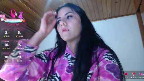 hilaril18 online show from December 16, 12:37 am