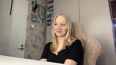 Snapshot of hilarianimocks chatting on July 25, 7:28 am Emma online show from July 25, 7:28 am