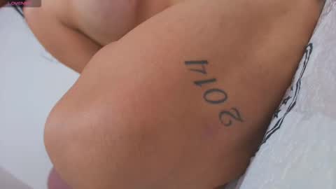 Snapshot of hillary_jones chatting on December 3, 12:40 am sarah online show from December 3, 12:40 am