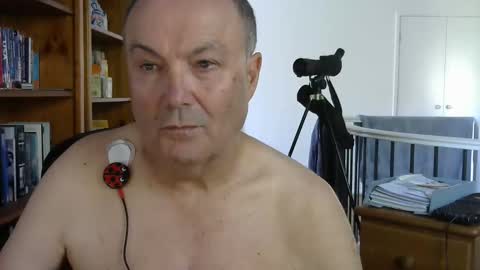 Snapshot of hills_999 chatting on April 28, 2:27 am hills_999 online show from April 28, 2:27 am
