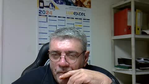 Snapshot of hippopotame17 chatting on December 6, 5:42 am hippo online show from December 6, 5:42 am