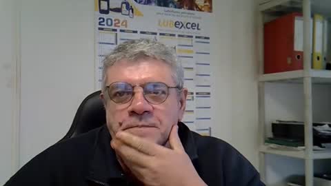 Snapshot of hippopotame17 chatting on January 3, 12:52 pm hippo online show from January 3, 12:52 pm