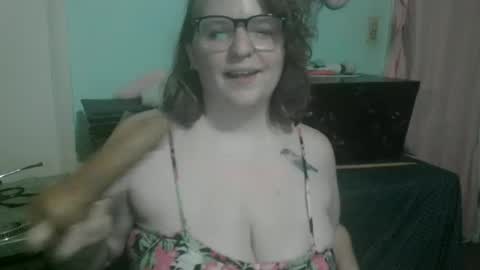 Snapshot of hippybambi chatting on June 28, 3:23 am Hippy online show from June 28, 3:23 am