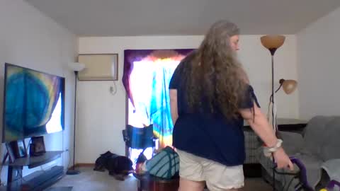 Snapshot of hippysnewhere chatting on May 18, 8:47 pm hippysnewhere online show from May 18, 8:47 pm