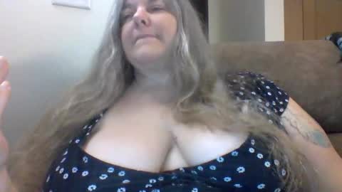 Snapshot of hippysnewhere chatting on June 2, 6:10 pm hippysnewhere online show from June 2, 6:10 pm