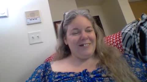 Snapshot of hippysnewhere chatting on June 5, 9:04 am hippysnewhere online show from June 5, 9:04 am