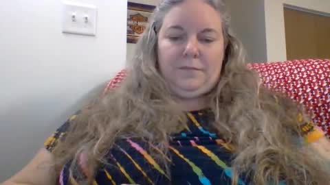 Snapshot of hippysnewhere chatting on June 10, 5:01 pm hippysnewhere online show from June 10, 5:01 pm
