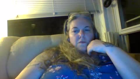 Snapshot of hippysnewhere chatting on June 15, 4:47 am hippysnewhere online show from June 15, 4:47 am