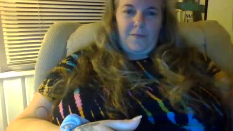 Snapshot of hippysnewhere chatting on June 16, 1:30 am hippysnewhere online show from June 16, 1:30 am
