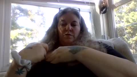 Snapshot of hippysnewhere chatting on June 17, 8:54 pm hippysnewhere online show from June 17, 8:54 pm
