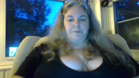 Snapshot of hippysnewhere chatting on June 18, 9:14 am hippysnewhere online show from June 18, 9:14 am