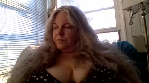Snapshot of hippysnewhere chatting on June 21, 10:18 am hippysnewhere online show from June 21, 10:18 am