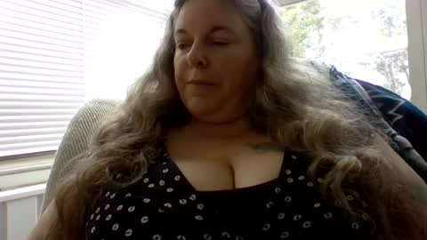Snapshot of hippysnewhere chatting on June 27, 5:18 pm hippysnewhere online show from June 27, 5:18 pm