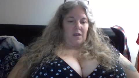 Snapshot of hippysnewhere chatting on July 12, 5:31 am hippysnewhere online show from July 12, 5:31 am