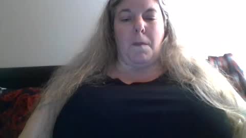 Snapshot of hippysnewhere chatting on August 1, 6:23 am hippysnewhere online show from August 1, 6:23 am
