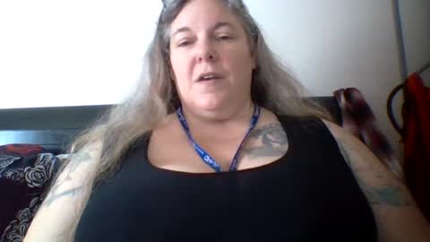 Snapshot of hippysnewhere chatting on August 1, 7:13 pm hippysnewhere online show from August 1, 7:13 pm