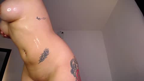 Snapshot of hipshannah chatting on February 7, 1:47 am H A N N A H online show from February 7, 1:47 am