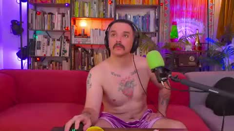 Snapshot of hipstertrashdumpsterfire chatting on June 27, 9:14 am HipsterTrash Clark one half of Task Manager online show from June 27, 9:14 am