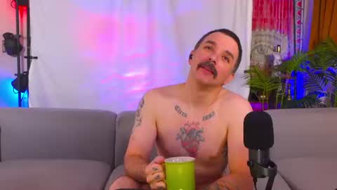 Snapshot of hipstertrashdumpsterfire chatting on July 17, 7:15 am HipsterTrash Clark one half of Task Manager online show from July 17, 7:15 am