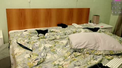 Holly online show from February 5, 9:18 pm