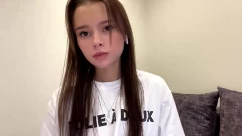 Snapshot of hoaarisa chatting on November 11, 10:15 am Sofia online show from November 11, 10:15 am