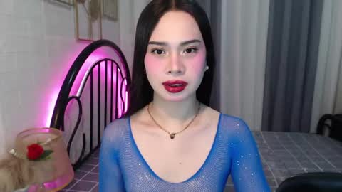hoelymolly online show from June 21, 7:05 pm